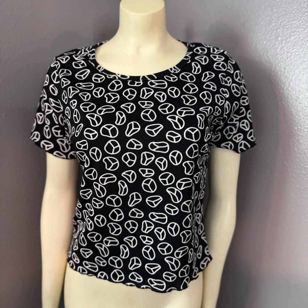 Black and White Graphic Puff Sleeve Crop Top